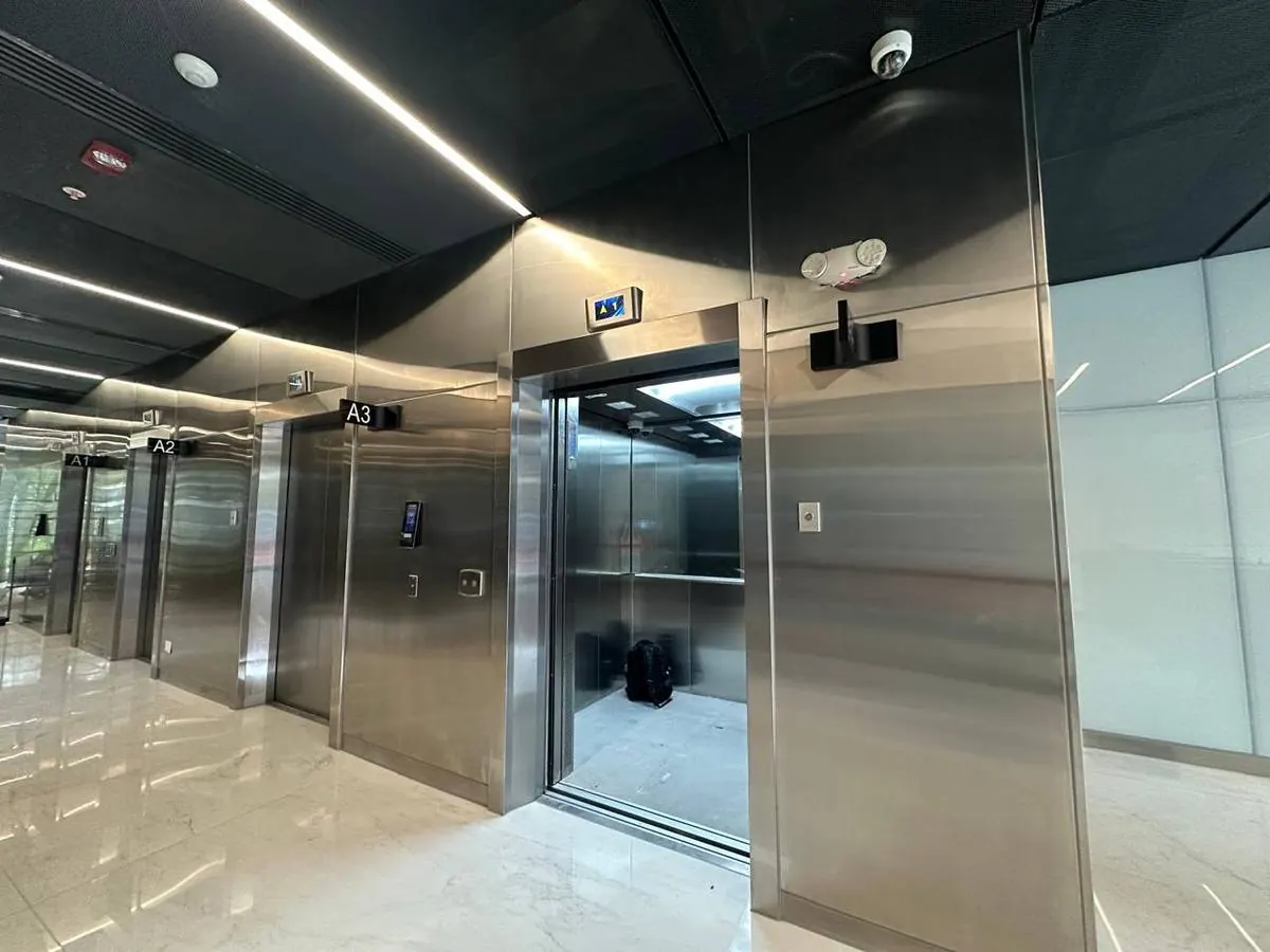 Elevadores instalados en lobby de edificio