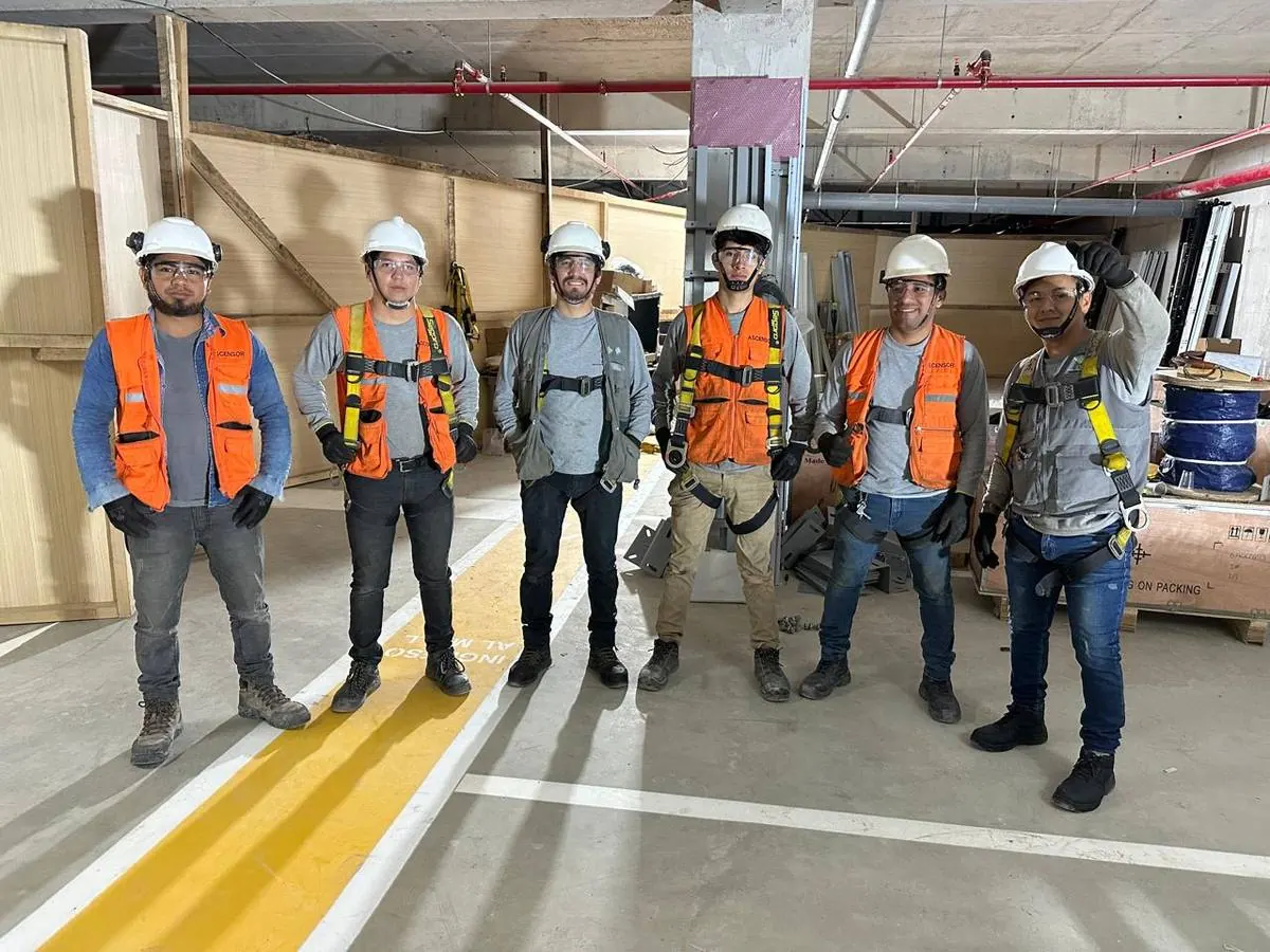 Equipo técnico de EVLIFT usando equipos de protección personal en obra