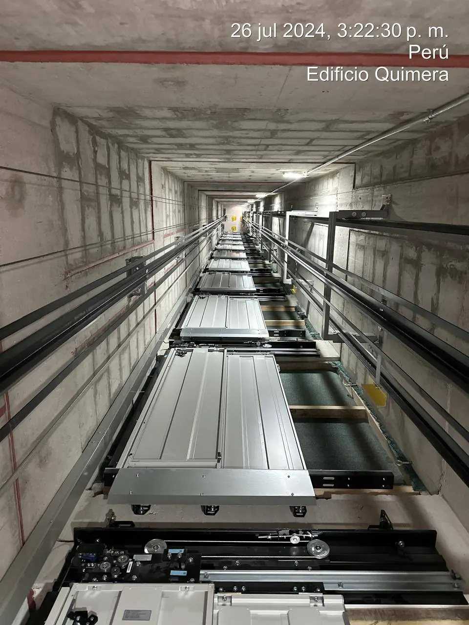 Vista longitudinal del pozo de ascensor durante proceso de instalación